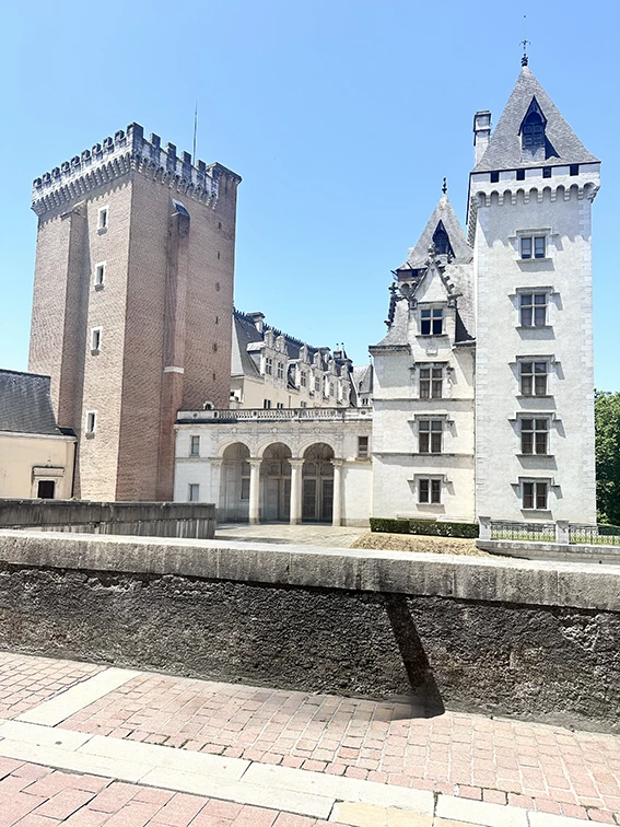 Vue du Château de Pau, ville où exerce une graphiste freelance spécialisée en identité visuelle