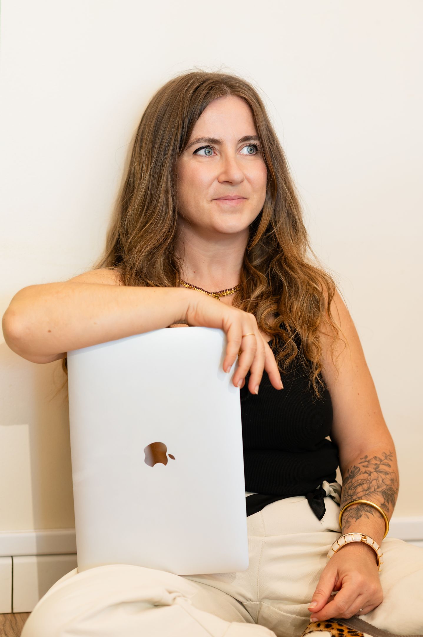 Cécile André, graphiste et directrice artistique à Pau, avec son ordinateur